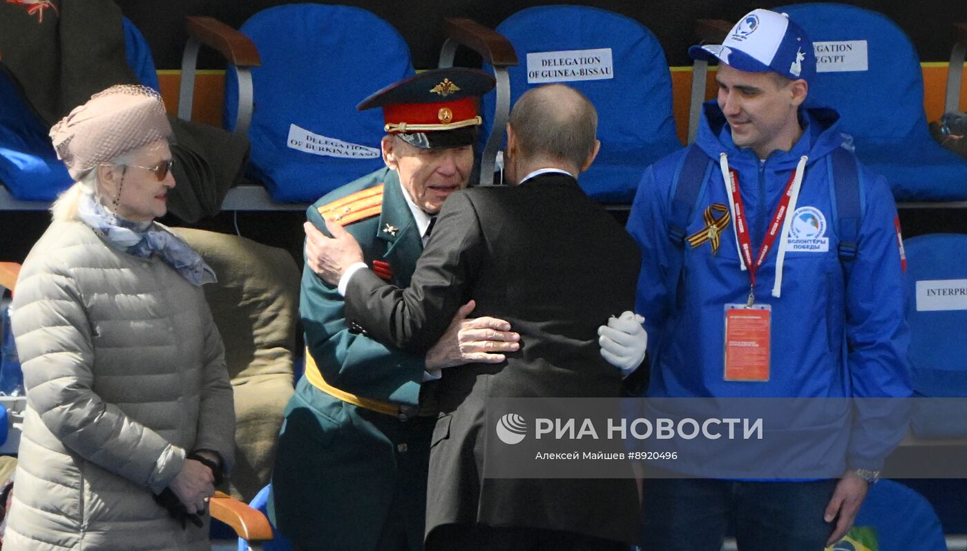 Президент РФ В. Путин и иностранные лидеры на военном параде в честь 80-летия Победы