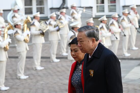 Генеральный секретарь Центрального комитета Коммунистической партии Вьетнама То Лам с супругой Нго Фыонг Ли прибыли в Кремль на встречу с президентом РФ Владимиром Путиным перед военным парадом, посвященном 80-летию Победы. 9 мая Россия отмечает 80-летие Победы в Великой Отечественной войне 1941-1945 годов. Место: Россия, Москва. Автор: Алексей Даничев/РИА Новости. Встреча президента РФ В. Путина и иностранных лидеров