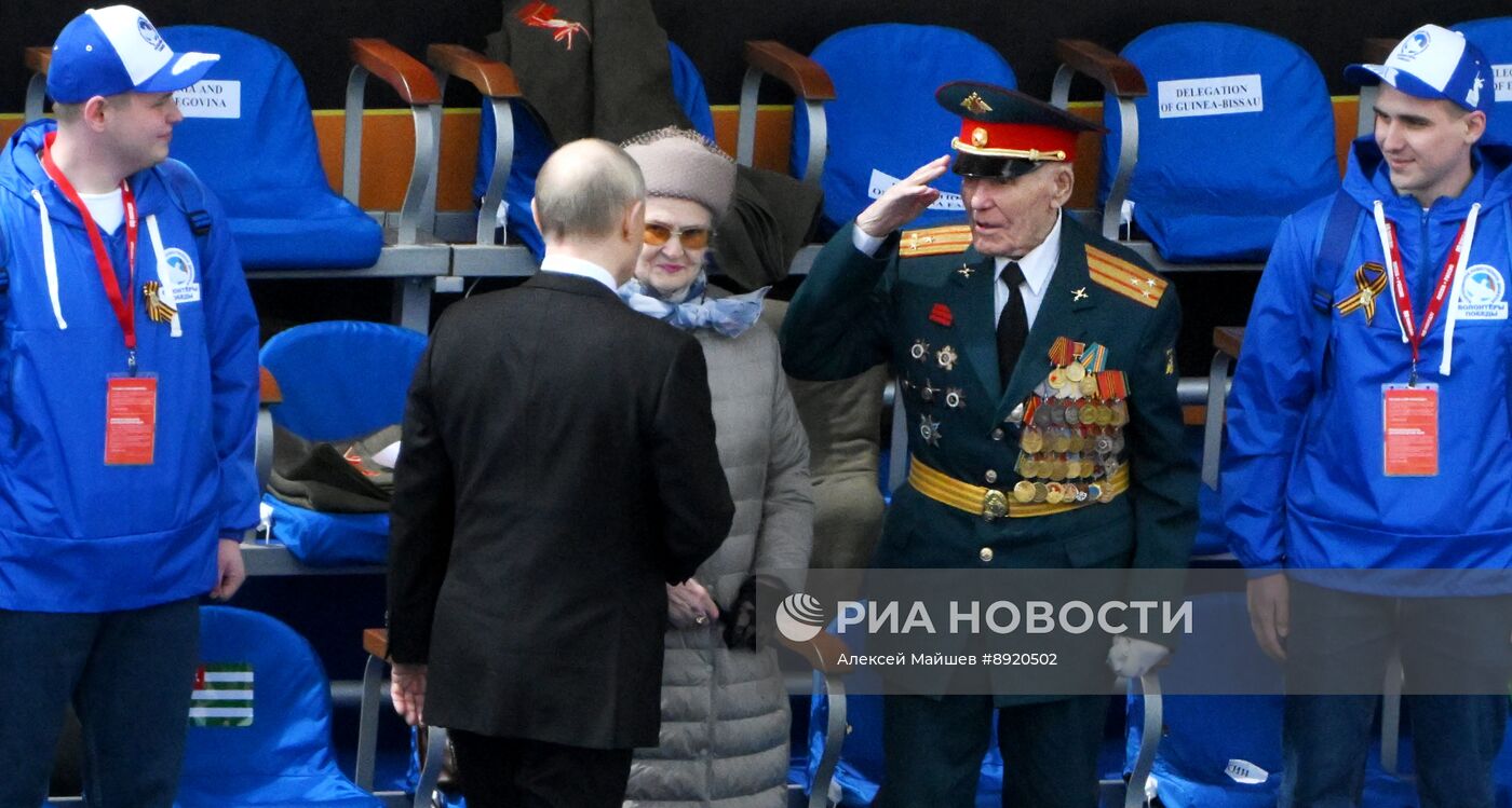 Президент РФ В. Путин и иностранные лидеры на военном параде в честь 80-летия Победы