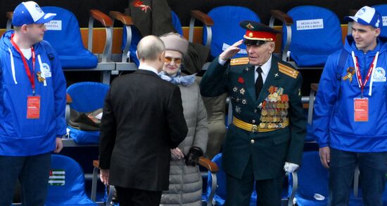 Президент РФ В. Путин и иностранные лидеры на военном параде в честь 80-летия Победы 