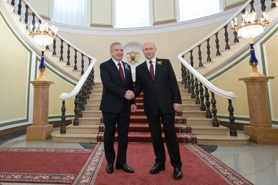 Президент РФ Владимир Путин и президент Узбекистана Шавкат Мирзиёев (слева) во время встречи в Кремле перед военным парадом, посвященном 80-летию Победы. 9 мая Россия отмечает 80-летие Победы в Великой Отечественной войне 1941-1945 годов. Место: Россия, Москва. Автор: Алексей Никольский/РИА Новости. Встреча президента РФ В. Путина и иностранных лидеров