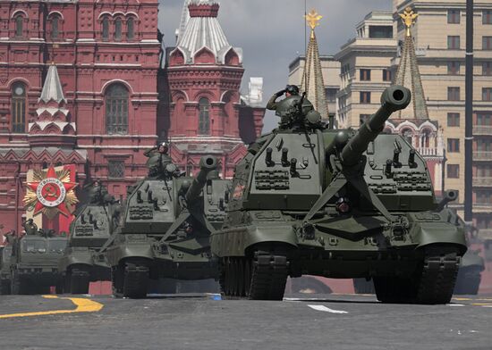 Самоходные гаубицы (САУ) "Мста-С" на Красной площади в Москве на военном параде, посвященном 80-летию Победы в Великой Отечественной войне. Место: Россия, Москва. Автор: Рамиль Ситдиков/РИА Новости. Москва. Военный парад, посвященный 80-летию Победы в Великой Отечественной войне