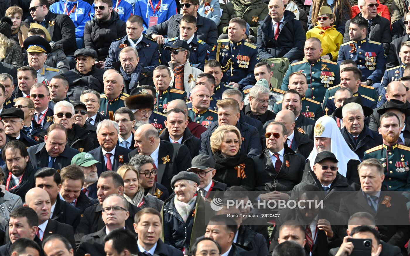 Официальные лица на военном параде в честь 80-летия Победы