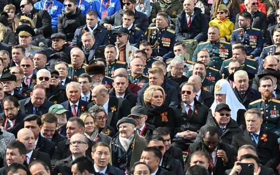 Гости на Красной площади в Москве на военном параде, посвященном 80-летию Победы. 9 мая Россия отмечает 80-летие Победы в Великой Отечественной войне 1941-1945 годов. Место: Россия, Москва. Автор: Илья Питалев/РИА Новости. Официальные лица на военном параде в честь 80-летия Победы