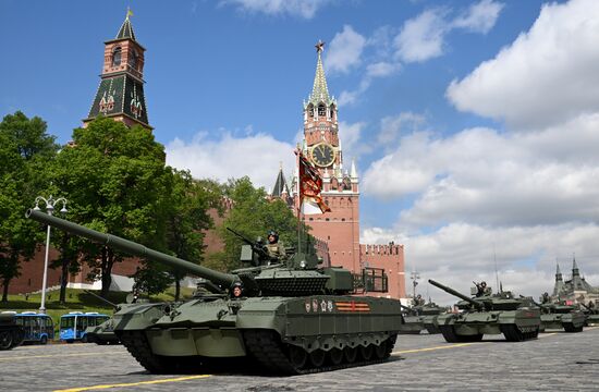 Танки Т-80БВМ на Красной площади в Москве на военном параде, посвященном 80-летию Победы в Великой Отечественной войне. Место: Россия, Москва. Автор: Григорий Дукор/РИА Новости. Москва. Военный парад, посвященный 80-летию Победы в Великой Отечественной войне