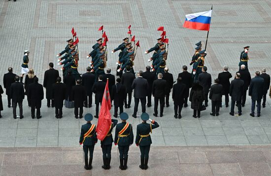 Церемония возложения цветов к Могиле Неизвестного солдата