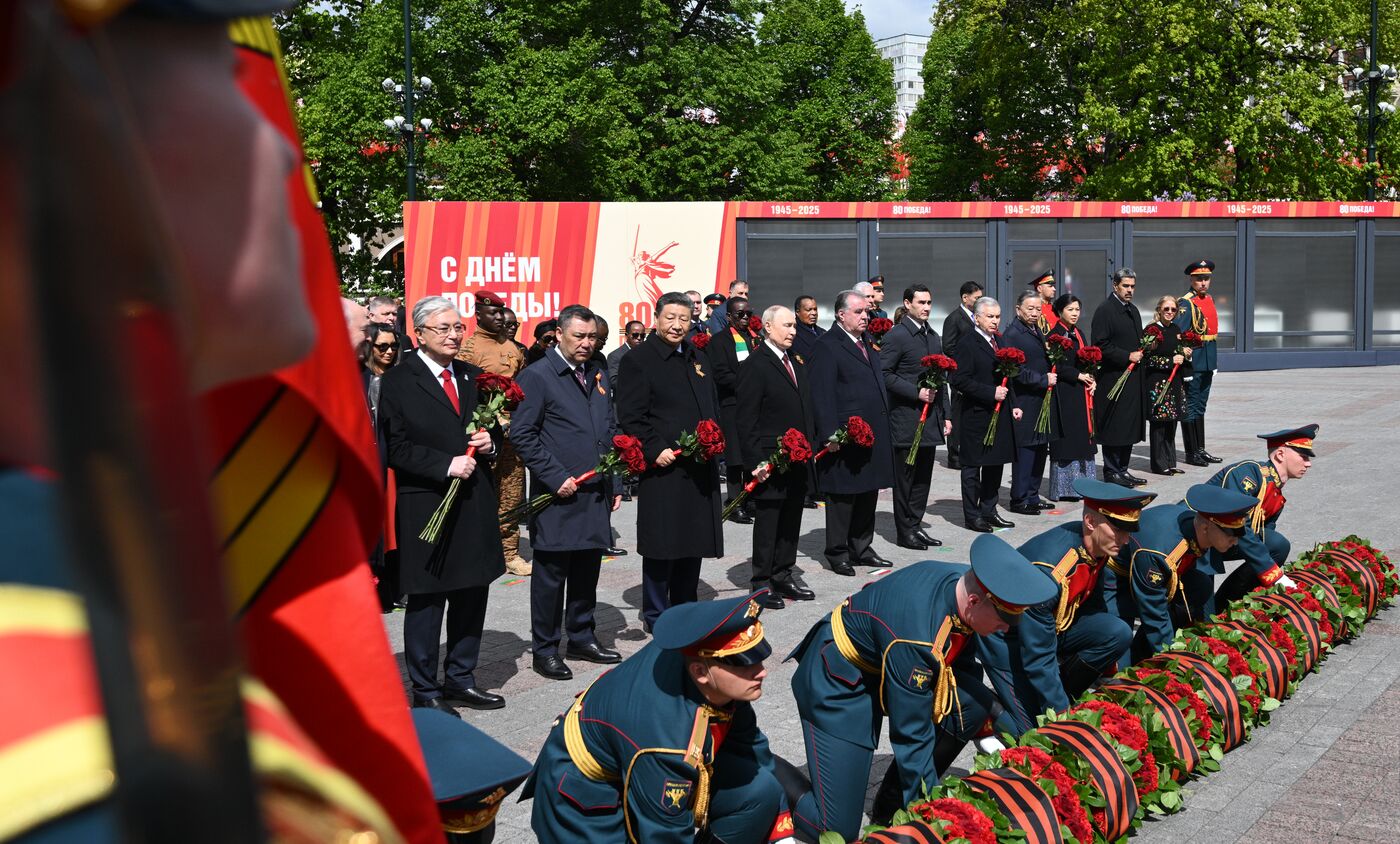 Церемония возложения цветов к Могиле Неизвестного солдата