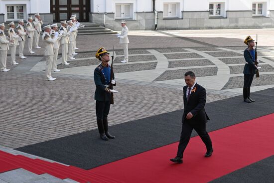 Президент Киргизии Садыр Жапаров прибыл в Кремль на встречу с президентом РФ Владимиром Путиным перед военным парадом, посвященном 80-летию Победы. 9 мая Россия отмечает 80-летие Победы в Великой Отечественной войне 1941-1945 годов. Место: Россия, Москва. Автор: Алексей Даничев/РИА Новости. Встреча президента РФ В. Путина и иностранных лидеров