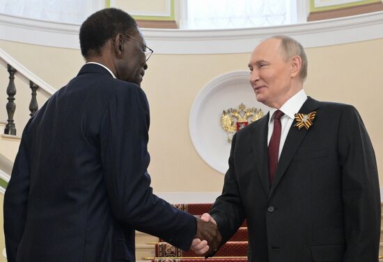 Президент РФ Владимир Путин и президент Республики Экваториальная Гвинея Теодоро Обианг Нгема Мбасого (слева) во время встречи в Кремле перед военным парадом, посвященном 80-летию Победы. 9 мая Россия отмечает 80-летие Победы в Великой Отечественной войне 1941-1945 годов. Место: Россия, Москва. Автор: Алексей Никольский/РИА Новости. Встреча президента РФ В. Путина и иностранных лидеров