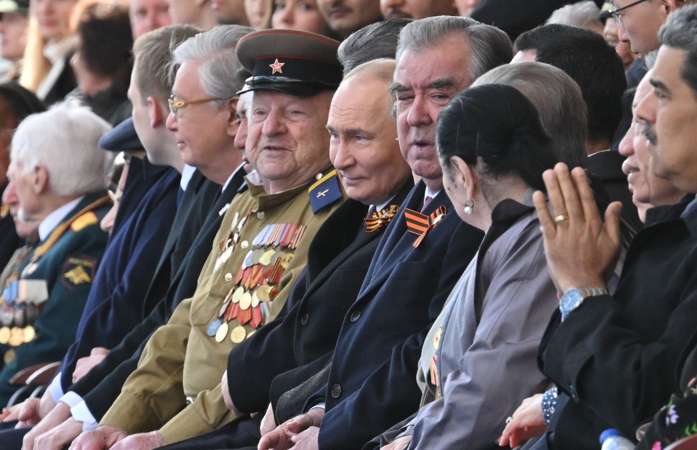 Президент РФ В. Путин и иностранные лидеры на военном параде в честь 80-летия Победы 