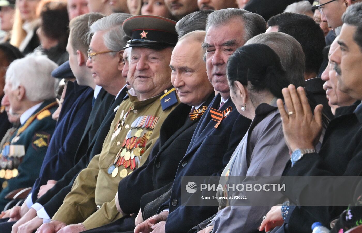 Президент РФ В. Путин и иностранные лидеры на военном параде в честь 80-летия Победы