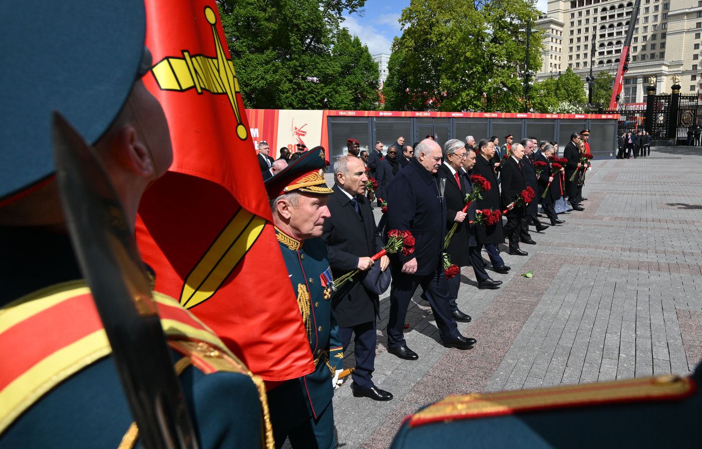 Церемония возложения цветов к Могиле Неизвестного солдата