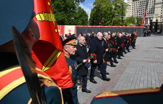 Церемония возложения цветов к Могиле Неизвестного солдата