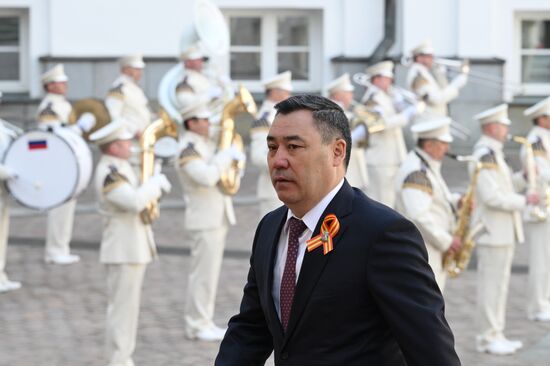 Президент Киргизии Садыр Жапаров прибыл в Кремль на встречу с президентом РФ Владимиром Путиным перед военным парадом, посвященном 80-летию Победы. 9 мая Россия отмечает 80-летие Победы в Великой Отечественной войне 1941-1945 годов. Место: Россия, Москва. Автор: Алексей Даничев/РИА Новости. Встреча президента РФ В. Путина и иностранных лидеров