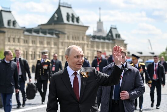 Президент РФ В. Путин и иностранные лидеры на военном параде в честь 80-летия Победы