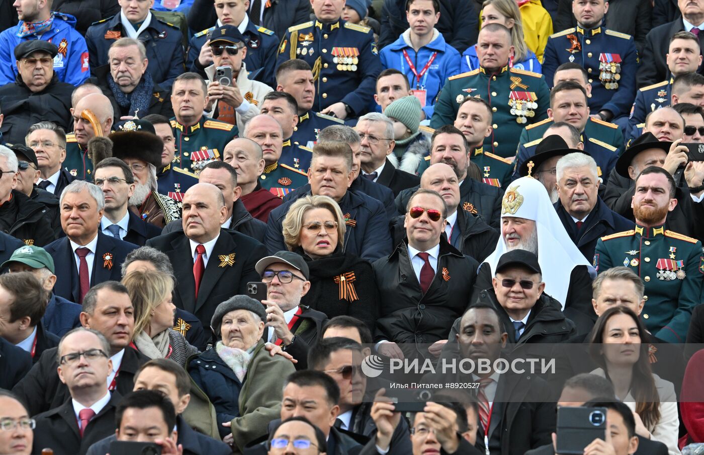 Официальные лица на военном параде в честь 80-летия Победы