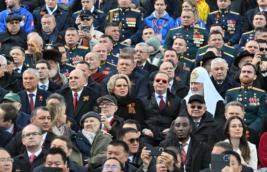 Официальные лица на военном параде в честь 80-летия Победы