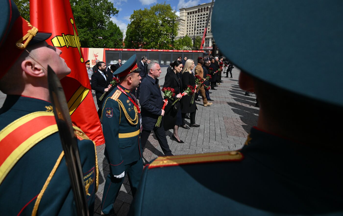 Церемония возложения цветов к Могиле Неизвестного солдата
