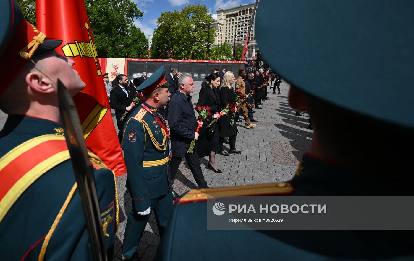 Церемония возложения цветов к Могиле Неизвестного солдата