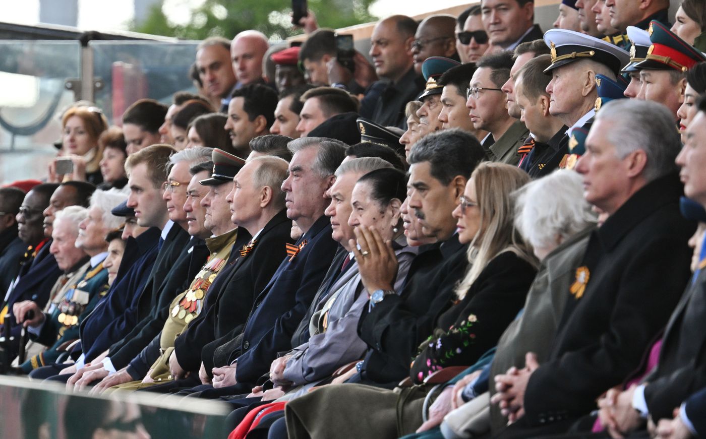 Президент РФ В. Путин и иностранные лидеры на военном параде в честь 80-летия Победы 
