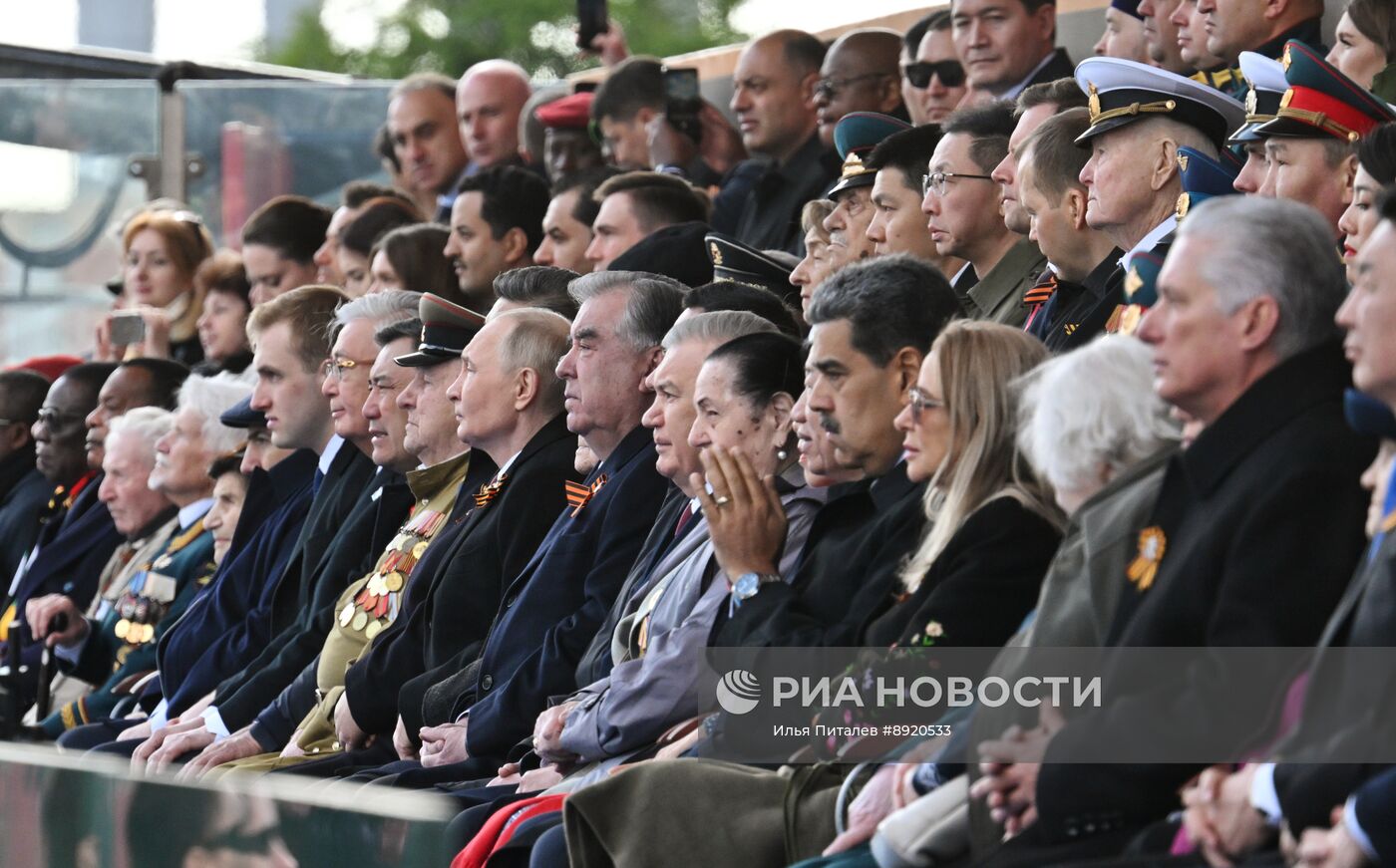 Президент РФ В. Путин и иностранные лидеры на военном параде в честь 80-летия Победы 