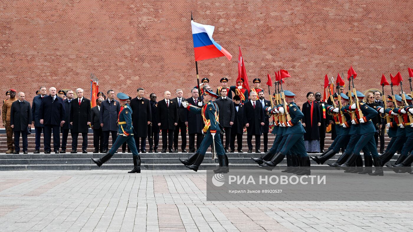 Церемония возложения цветов к Могиле Неизвестного солдата