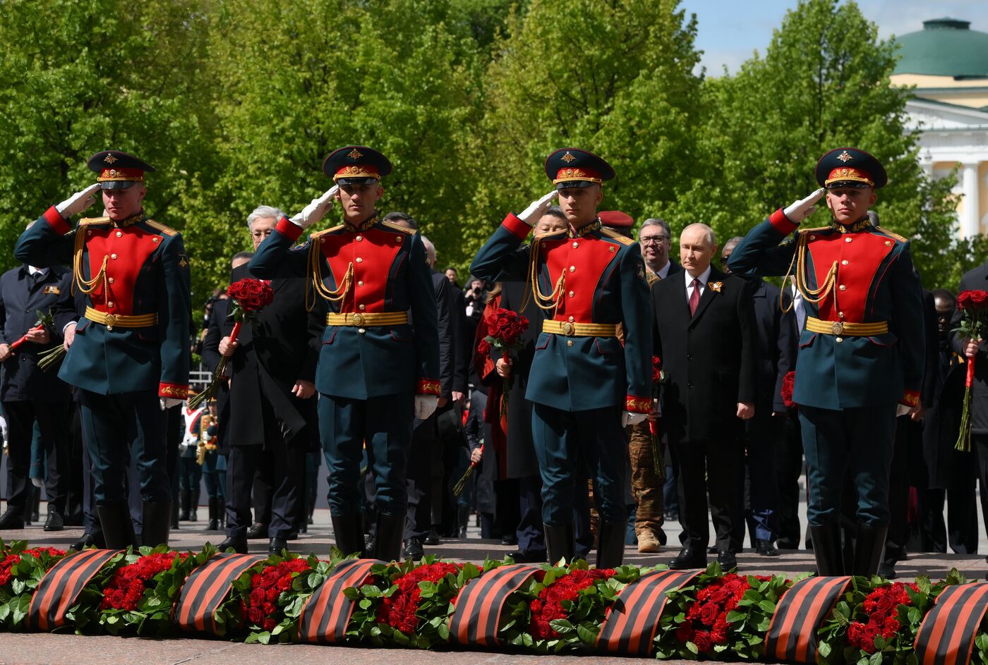 Церемония возложения цветов к Могиле Неизвестного солдата