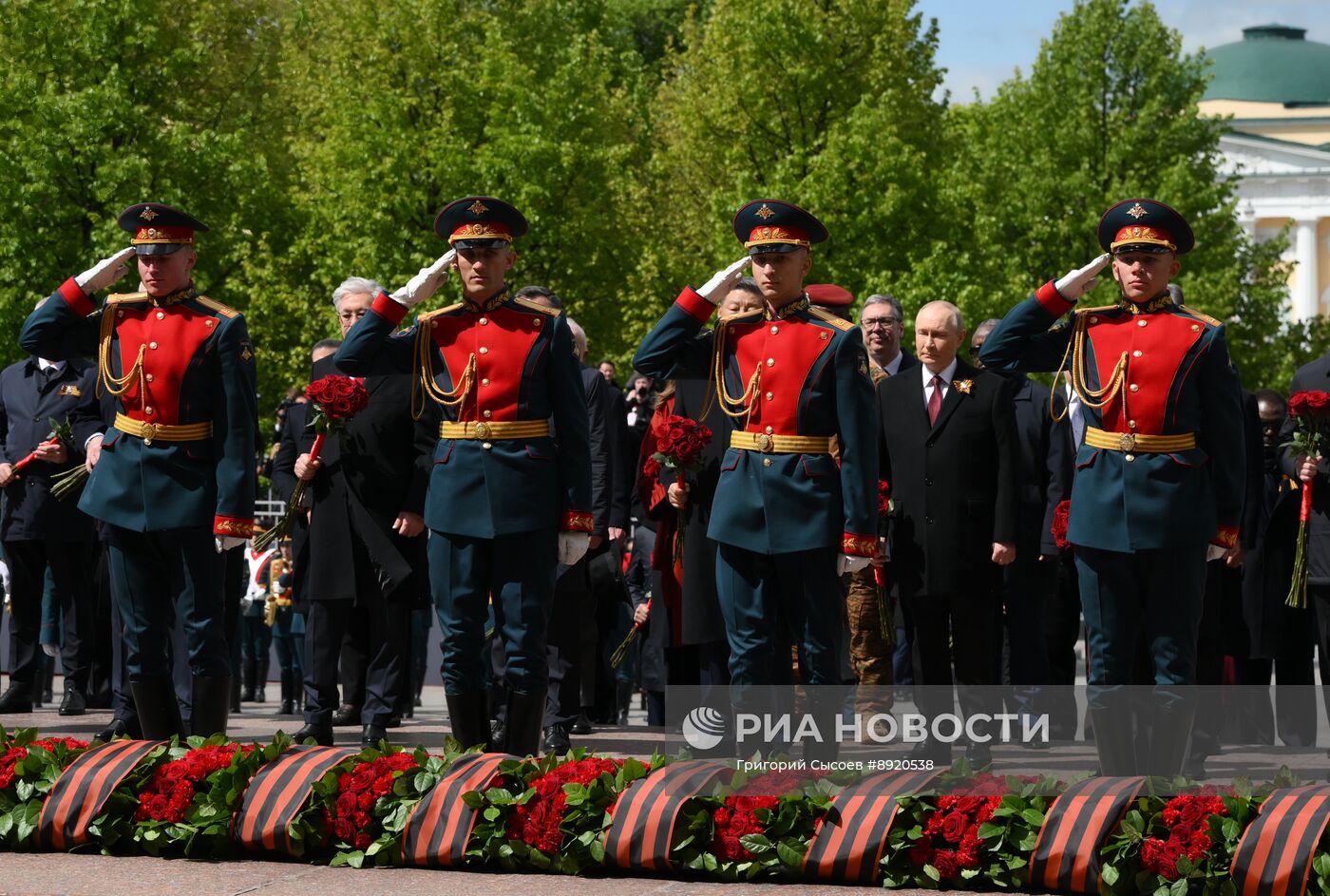 Церемония возложения цветов к Могиле Неизвестного солдата
