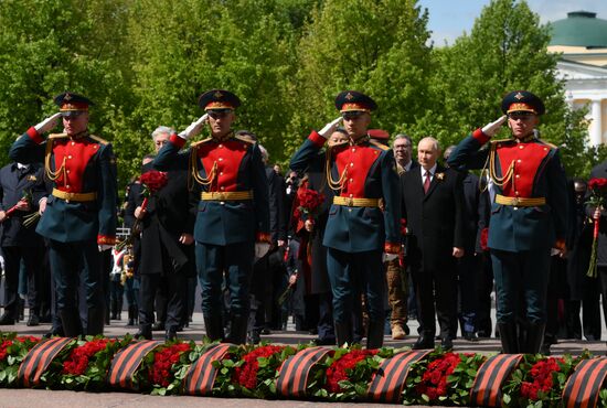 Церемония возложения цветов к Могиле Неизвестного солдата