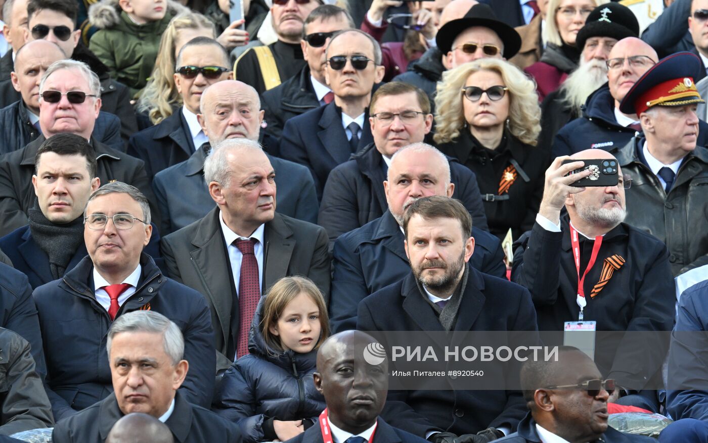 Официальные лица на военном параде в честь 80-летия Победы