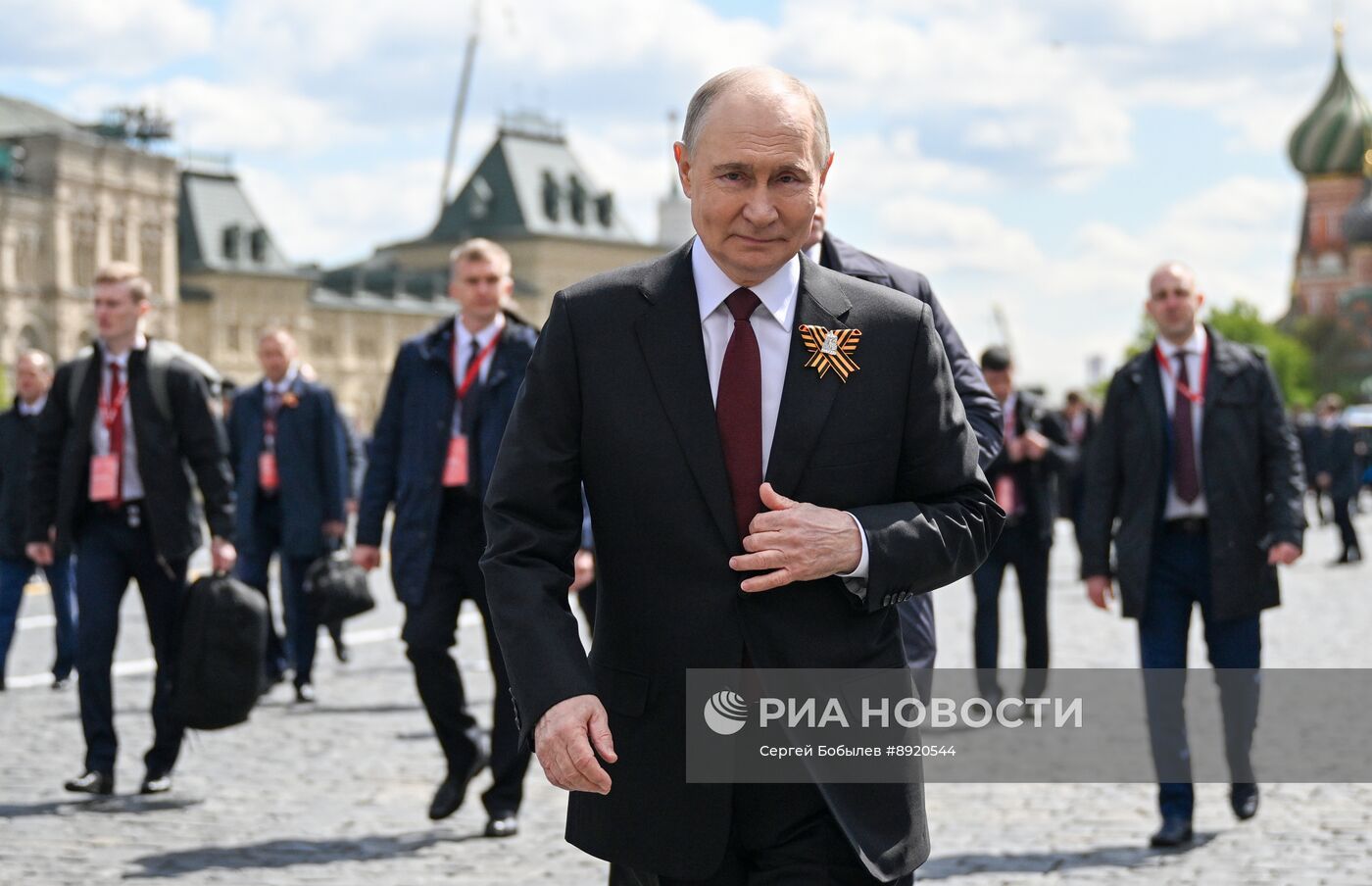 Президент РФ В. Путин и иностранные лидеры на военном параде в честь 80-летия Победы