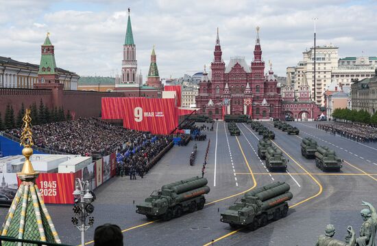 Зенитные ракетные системы С-400 "Триумф" на Красной площади в Москве на военном параде, посвященном 80-летию Победы в Великой Отечественной войне. Место: Россия, Москва. Автор: Александр Вильф/РИА Новости. Москва. Военный парад, посвященный 80-летию Победы в Великой Отечественной войне