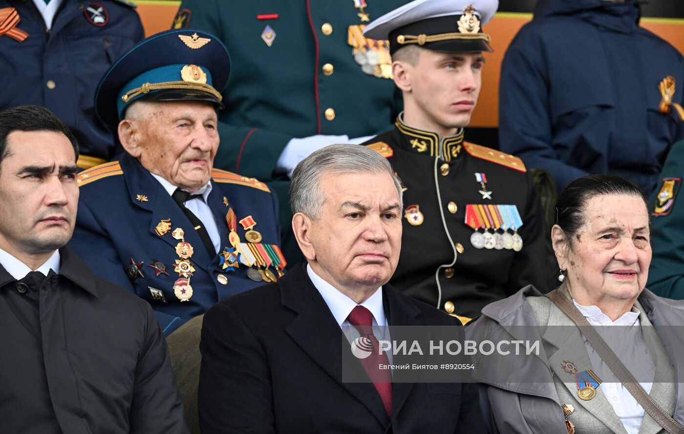 Президент РФ В. Путин и иностранные лидеры на военном параде в честь 80-летия Победы