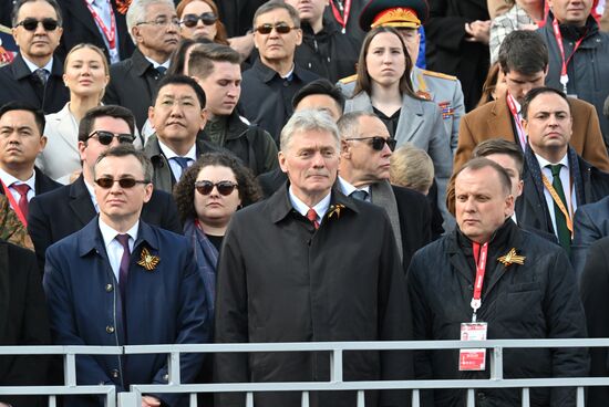 Гости на Красной площади в Москве на военном параде, посвященном 80-летию Победы. 9 мая Россия отмечает 80-летие Победы в Великой Отечественной войне 1941-1945 годов. В центре: пресс-секретарь президента РФ Дмитрий Песков. Место: Россия, Москва. Автор: Илья Питалев/РИА Новости. Официальные лица на военном параде в честь 80-летия Победы