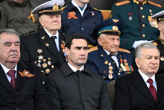 Президент РФ В. Путин и иностранные лидеры на военном параде в честь 80-летия Победы