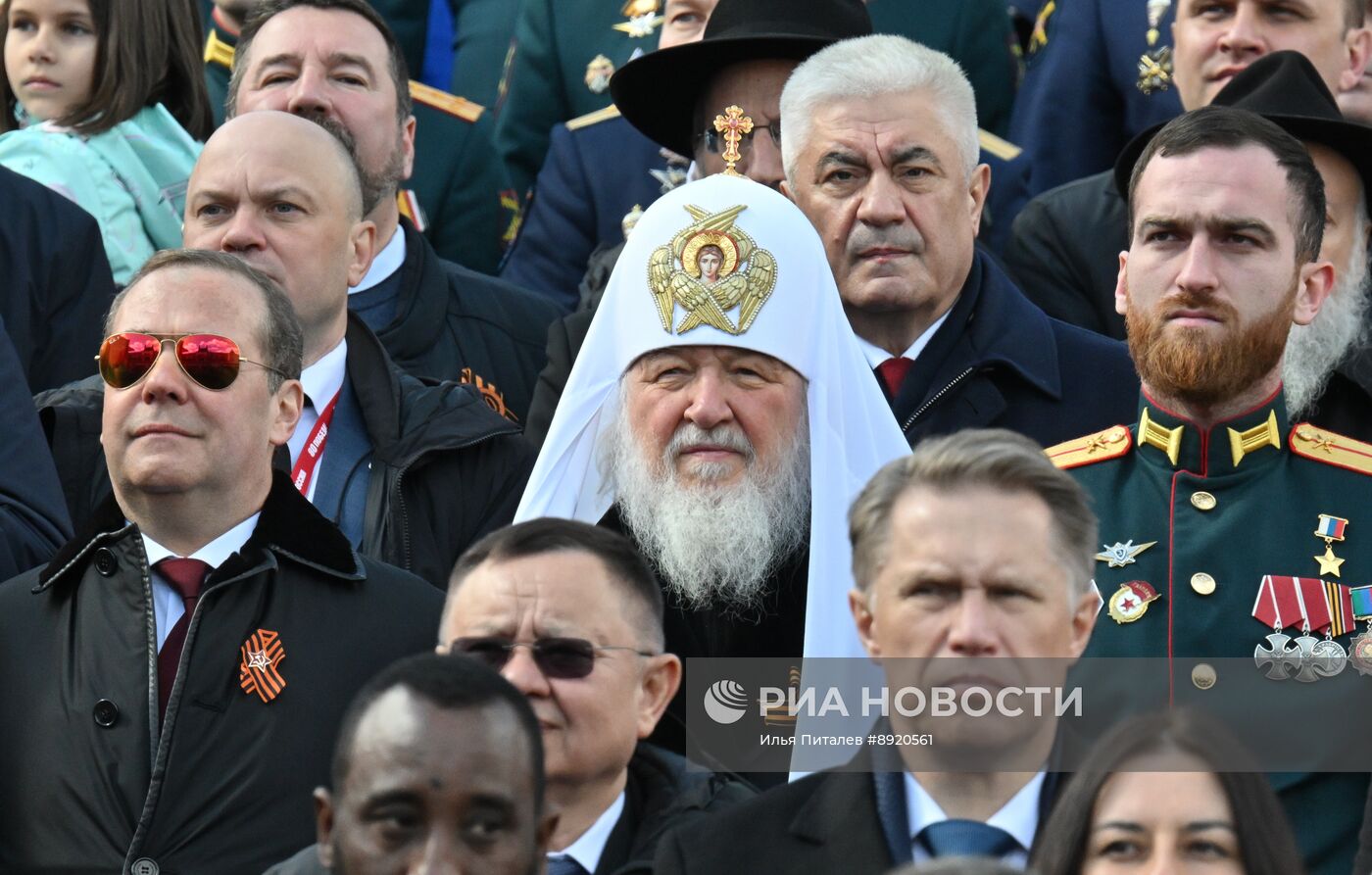 Официальные лица на военном параде в честь 80-летия Победы