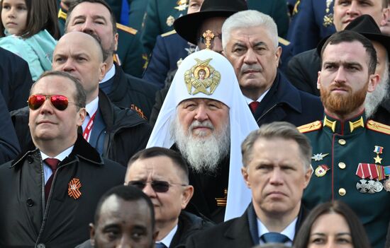 Заместитель председателя Совета безопасности РФ Дмитрий Медведев, патриарх Московский и всея Руси Кирилл, министр внутренних дел РФ Владимир Колокольцев на Красной площади в Москве на военном параде, посвященном 80-летию Победы. 9 мая Россия отмечает 80-летие Победы в Великой Отечественной войне 1941-1945 годов. Место: Россия, Москва. Автор: Илья Питалев/РИА Новости. Официальные лица на военном параде в честь 80-летия Победы