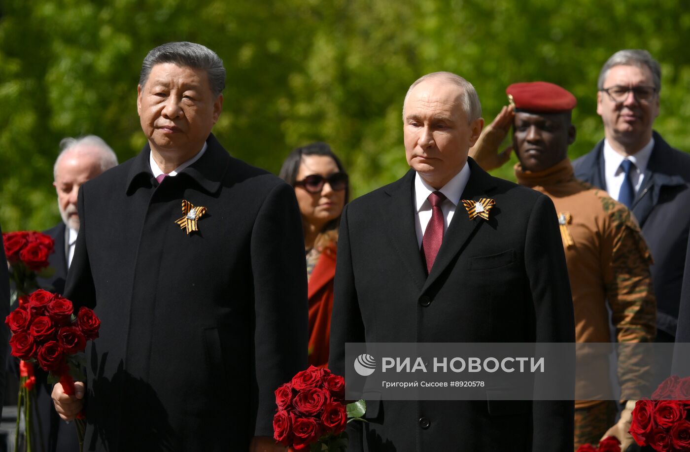 Церемония возложения цветов к Могиле Неизвестного солдата