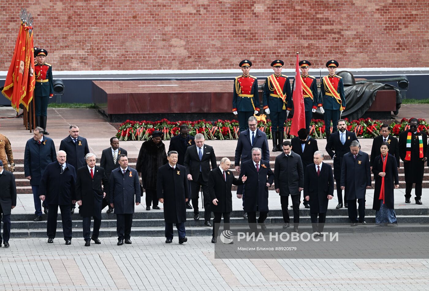 Церемония возложения цветов к Могиле Неизвестного солдата