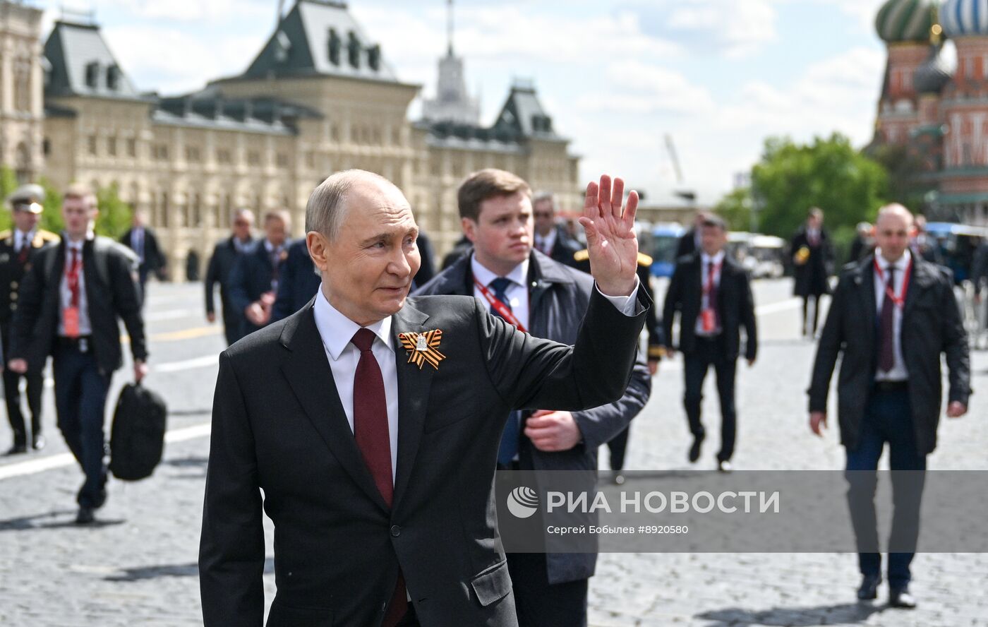 Президент РФ В. Путин и иностранные лидеры на военном параде в честь 80-летия Победы