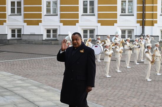 Президент Республики Конго Дени Сассу-Нгессо прибыл в Кремль на встречу с президентом РФ Владимиром Путиным перед военным парадом, посвященном 80-летию Победы. 9 мая Россия отмечает 80-летие Победы в Великой Отечественной войне 1941-1945 годов. Место: Россия, Москва. Автор: Алексей Даничев/РИА Новости. Встреча президента РФ В. Путина и иностранных лидеров