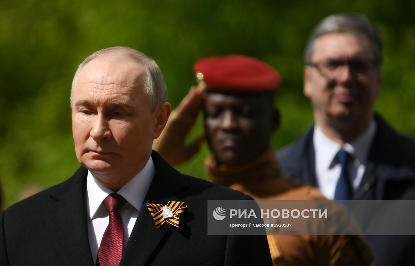 Церемония возложения цветов к Могиле Неизвестного солдата