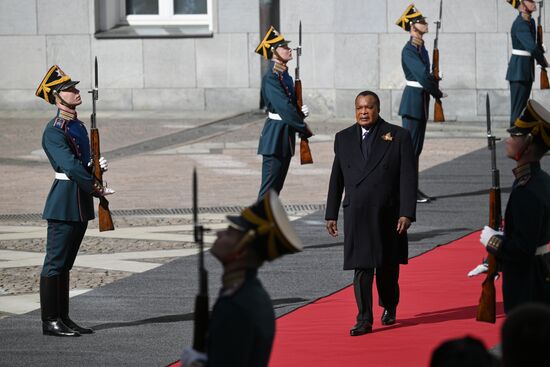 Президент Республики Конго Дени Сассу-Нгессо прибыл в Кремль на встречу с президентом РФ Владимиром Путиным перед военным парадом, посвященном 80-летию Победы. 9 мая Россия отмечает 80-летие Победы в Великой Отечественной войне 1941-1945 годов. Место: Россия, Москва. Автор: Алексей Даничев/РИА Новости. Встреча президента РФ В. Путина и иностранных лидеров