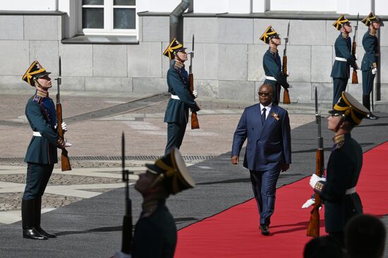 Президент Гвинеи-Бисау Умару Сисоку Эмбало прибыл в Кремль на встречу с президентом РФ Владимиром Путиным перед военным парадом, посвященном 80-летию Победы. 9 мая Россия отмечает 80-летие Победы в Великой Отечественной войне 1941-1945 годов. Место: Россия, Москва. Автор: Алексей Даничев/РИА Новости. Встреча президента РФ В. Путина и иностранных лидеров