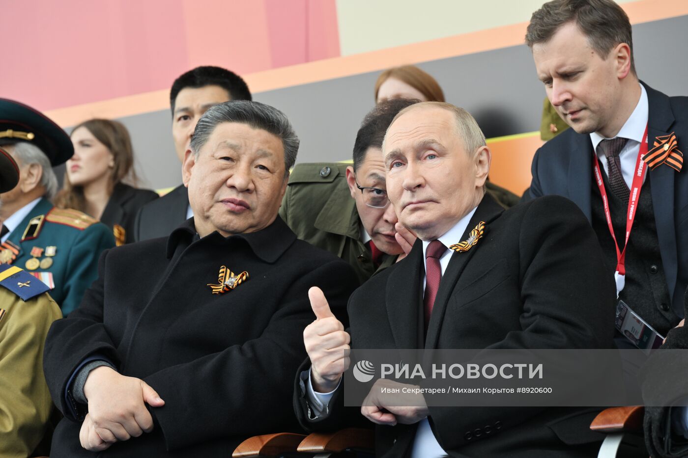 Президент РФ В. Путин и иностранные лидеры на военном параде в честь 80-летия Победы