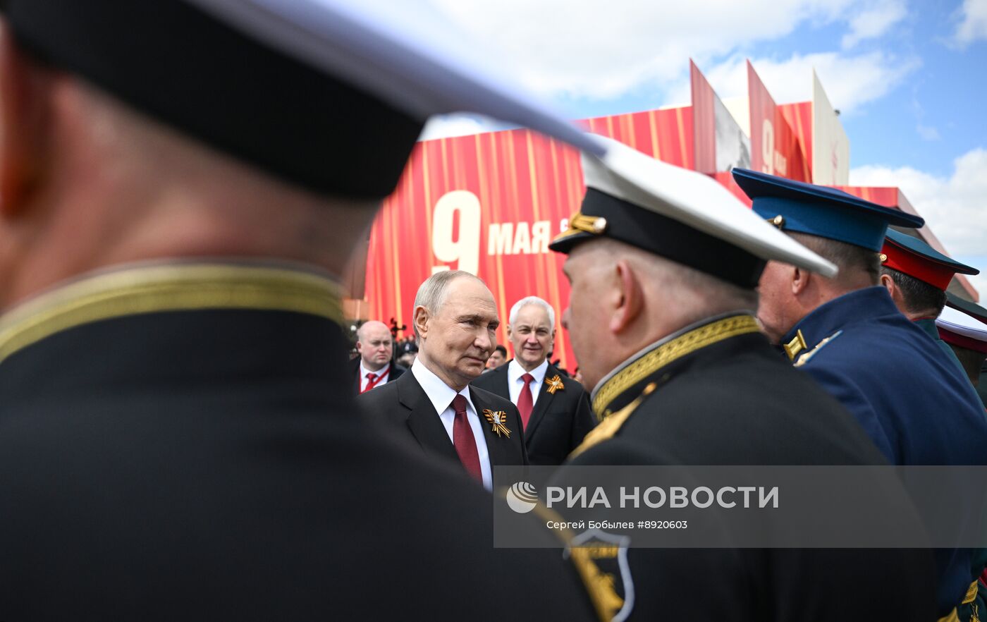 Президент РФ В. Путин и иностранные лидеры на военном параде в честь 80-летия Победы