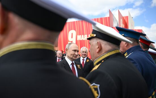 Президент РФ В. Путин и иностранные лидеры на военном параде в честь 80-летия Победы