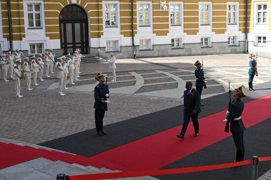 Президент Гвинеи-Бисау Умару Сисоку Эмбало прибыл в Кремль на встречу с президентом РФ Владимиром Путиным перед военным парадом, посвященном 80-летию Победы. 9 мая Россия отмечает 80-летие Победы в Великой Отечественной войне 1941-1945 годов. Место: Россия, Москва. Автор: Алексей Даничев/РИА Новости. Встреча президента РФ В. Путина и иностранных лидеров