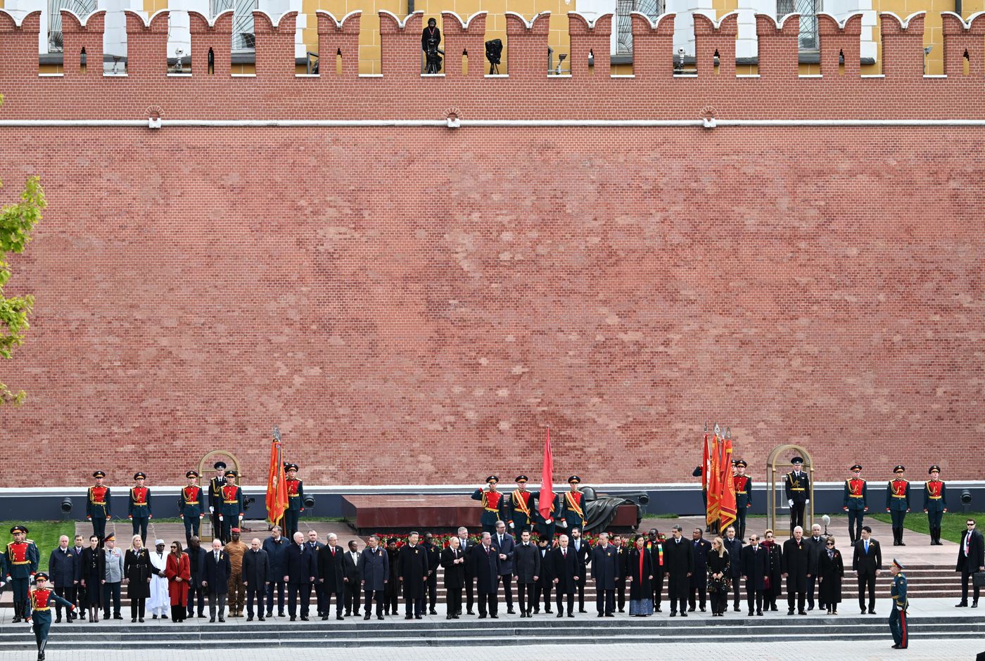 Церемония возложения цветов к Могиле Неизвестного солдата