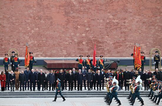 Церемония возложения цветов к Могиле Неизвестного солдата